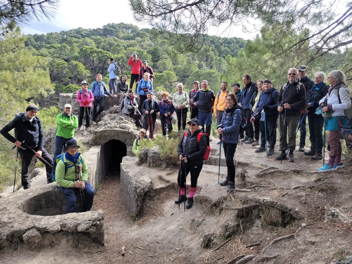 Senderistas de Almuñécar participan  en  una ruta entre Nívar y la Sierra la Yedra, disfrutando de la belleza natural de la zona y visitaron las trincheras de la Guerra Civil que se conservan en la zona.